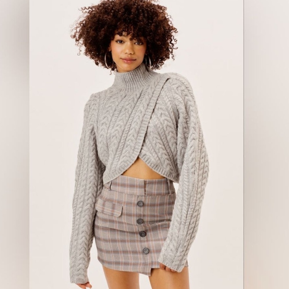 Amelia Cross Front Cropped Turtleneck‎